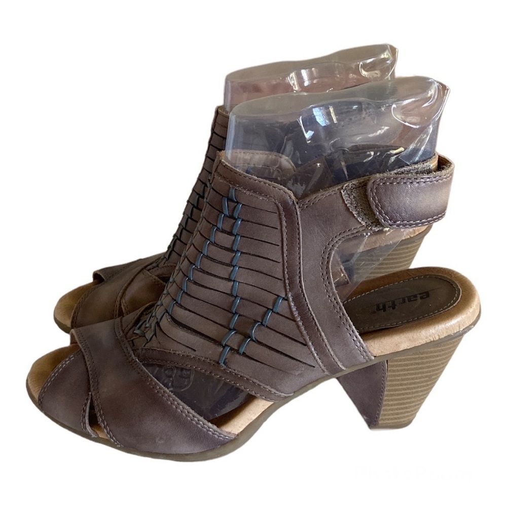 Earth brand leather sandal